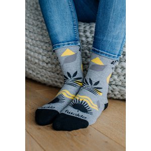 Sivo-žlté vzorované ponožky Pikasove zátišie
